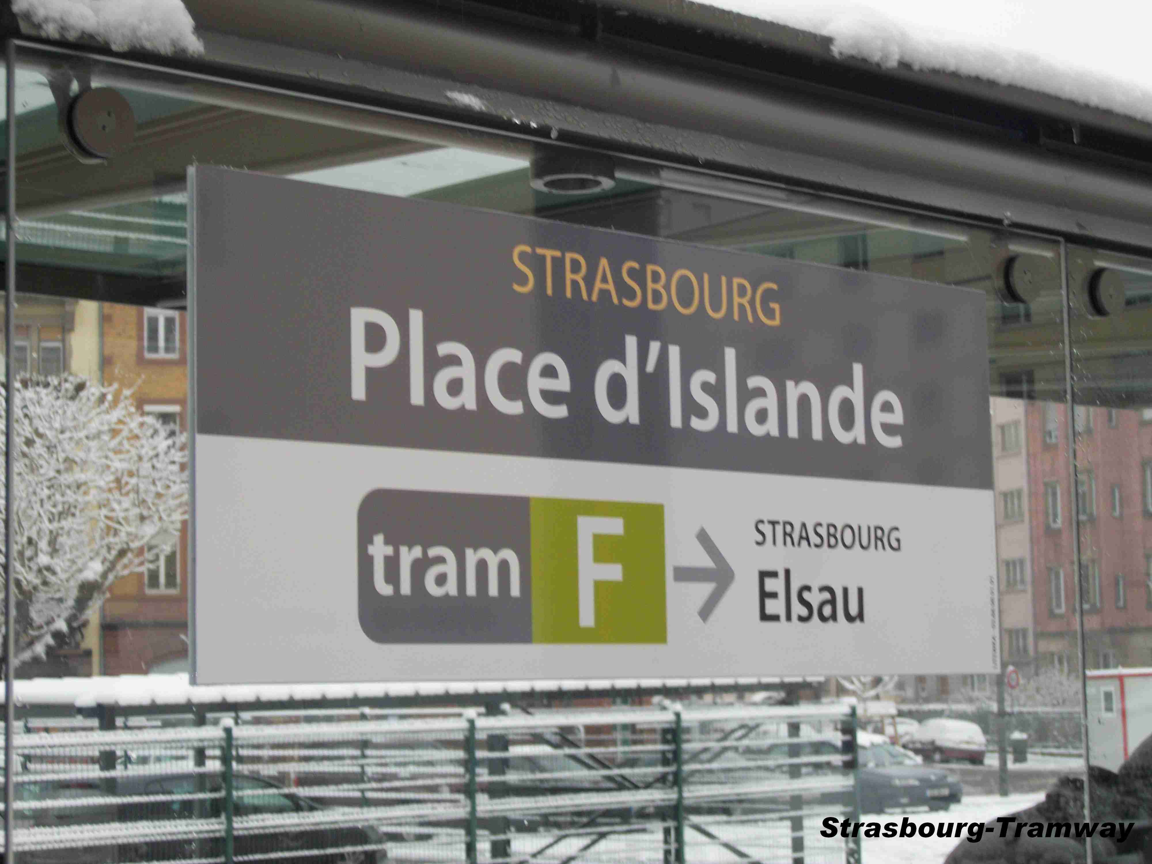 La signaltique sur l'abri-tram.